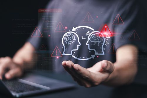 Foto: Abstrakte Köpfe mit Warndreiecken über Hand von einer Person